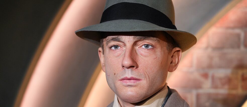 Wachsfigur von Volker Bruch bei der Enthüllung des neuen Bereichs Babylon Berlin am 28.09.2023 im Madame Tussauds in Berlin