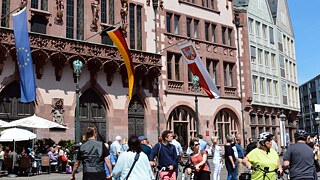 Häuser mit Flaggen in einer Stadt