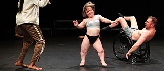 Bild aus dem Tanzstück „Harmonia“. Unusual Symptoms / Theater Bremen / Adrien Hód