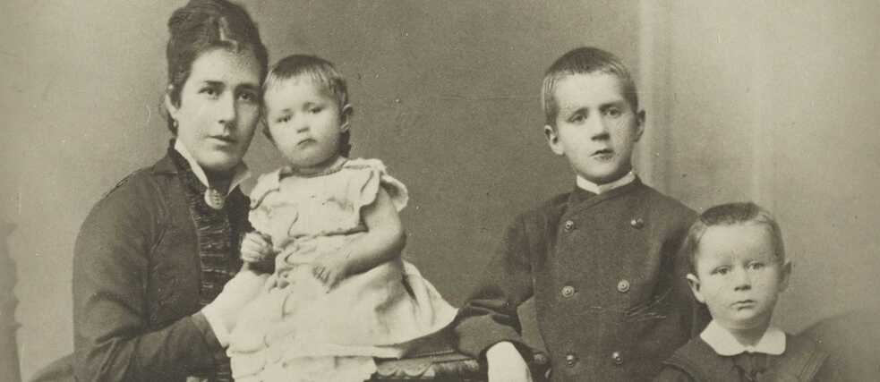 Portrait of  Julia Mann with children