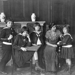 Katia Mann mit ihren Kindern Klaus, Erika, Golo und Monika (1916)