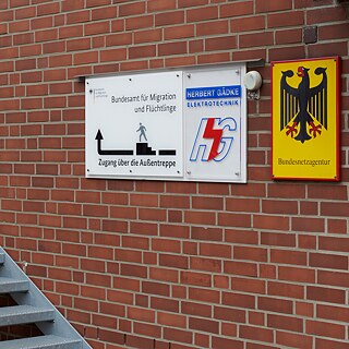 Schild an Hauswand des BAMF