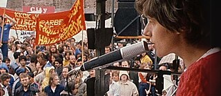 Ein historisches Bild von Petra Kelly, die bei einer Kundgebung spricht