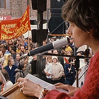 Ein historisches Bild von Petra Kelly, die bei einer Kundgebung spricht