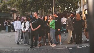 Eine Gruppe junger Menschen auf einem öffentlichen Platz