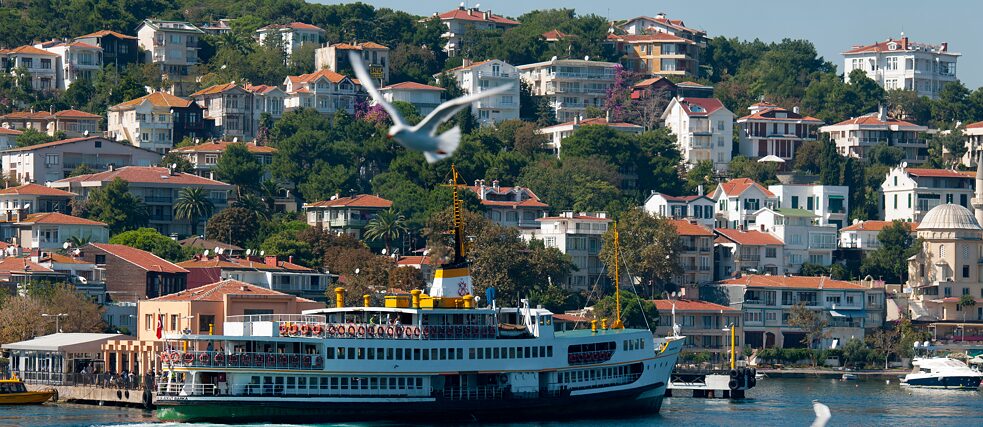 Fähre am Anleger von Heybeliada, eine der Prinzeninseln nahe Istanbul.
