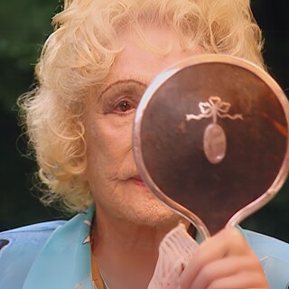 Nærbillede af den aldrende Leni Riefenstahl foran et håndspejl