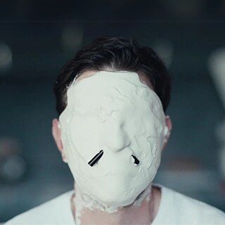 Portræt af en mand, der laver en gipsafstøbning af sit ansigt