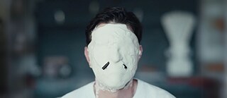 Portræt af en mand, der laver en gipsafstøbning af sit ansigt