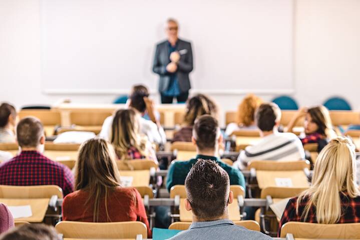 Student:innen im Hörsaal