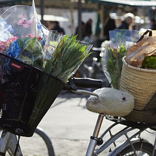 Fahrrad mit Körben und Einkaufstaschen