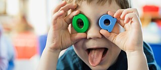 Un enfant fait des grimaces