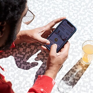 Person bedient ein Smartphone