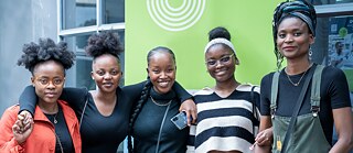 Eine Gruppe fröhlicher junger Damen, die einen Deutschkurs am Goethe-Institut Johannesburg besuchen.