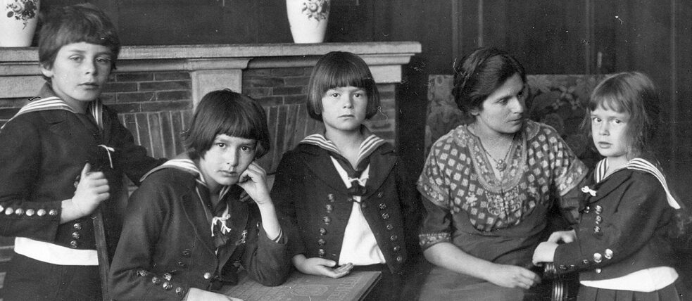 Katia Mann mit ihren Kindern Klaus, Erika, Golo und Monika (1916)