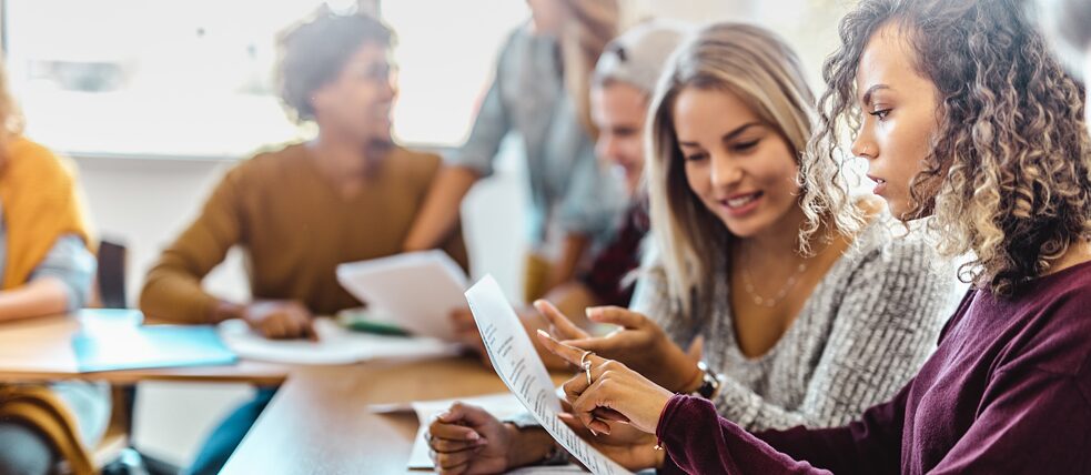 Studierende interagieren im Unterrichtsraum