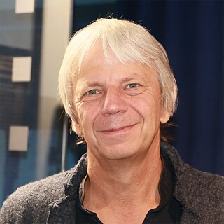 Andreas Dresen bei der Eröffnung der Ausstellung "VOLL DAS LEBEN! Andreas Dresen und Team" im Filmmuseum Potsdam am 6. Oktober 2023