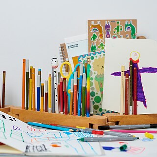 Tisch mit Buntstiften