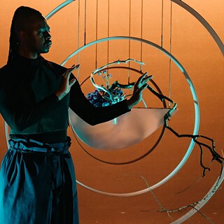 Photo: Challenge Gumbodete in 'Vom Zeugenschutz des Raubwürgers' at Theater Neumarkt Zürich (2024). Photo by Philip Frowein.