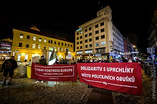 Pražská solidární demonstrace (22. listopadu 2021) s lidmi na útěku a nesouhlas s postupem české vlády i Evropské unie.
