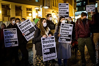 Pražská solidární demonstrace (22. listopadu 2021) s lidmi na útěku a nesouhlas s postupem české vlády i Evropské unie.
