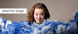 Albertine Sarges in einem blauen Kleid