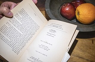 Aufgeschlagenes Buch in hebräischer Sprache
