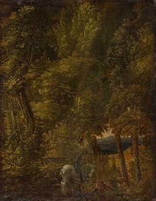 Im Wald gibt es hohe Bäume, durch die ein Reiter auf einem weißen Pferd reitet. Im Hintergrund sieht man eine offene Fläche mit Blick auf Berge oder Hügel.