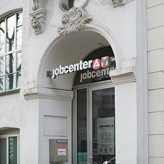 Eingangsportal einer Agentur für Arbeit