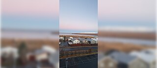 Blick aus einem Fenster auf typische Gebäude auf Island