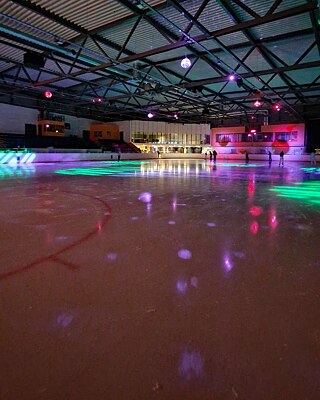 Eine Eisbahn mit Disco-Beleuchtung