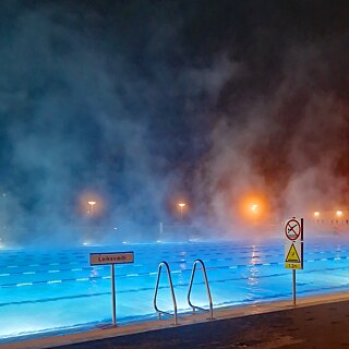 Blick auf einen dampfendes Freibad