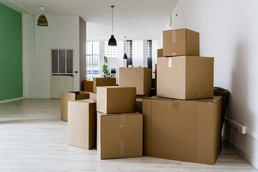 Eine Wohnung voll von Umzugspaketen