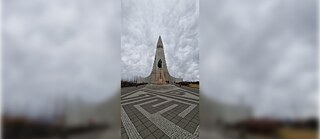 Blick auf ein Kirchengebäude in Reykjavík