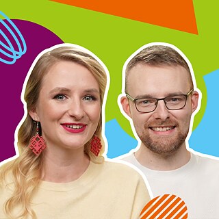 Eine junge Frau mit blonden Haaren und ein Mann mit Brille schauen lächelnd in die Kamera.