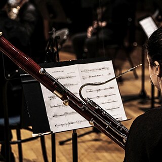 Das Foto zeigt eine Fagottspielerin im Orchester.