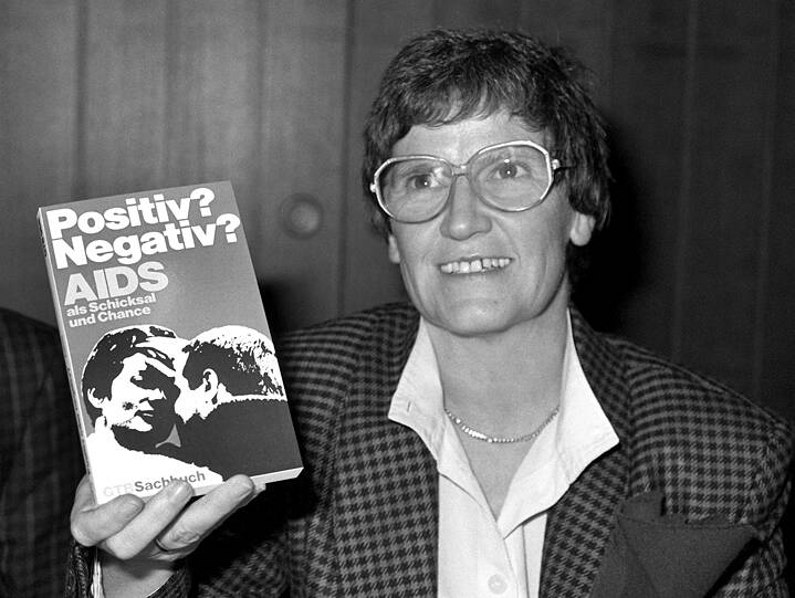 At a press conference in Bonn on 10 October 1988, Federal Health Minister Rita Süssmuth presents a new non-fiction book on the subject of AIDS