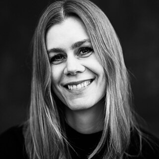 Ein schwarz-weißes Porträtbild von Ida Svingen Mo, sie lächelt in die Kamera.