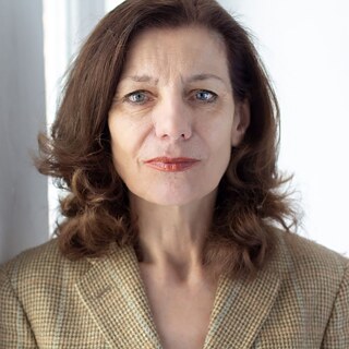 Portrait en gros plan d’Ursula Krechel, qui fixe la caméra droit dans les yeux d’un air sérieux