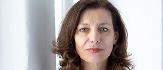 Portrait en gros plan d’Ursula Krechel, qui fixe la caméra droit dans les yeux d’un air sérieux