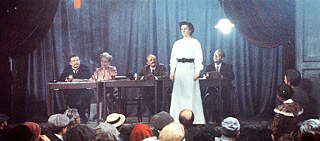 Ursprünglich sollte Rainer Werner Fassbinder die Regie führen, aufgrund seines vorzeitigen Todes fiel es dann aber Margarethe von Trotta zu, die Lebensgeschichte Rosa Luxemburgs zu verfilmen: Sie wolle „die ganze Frau wahrnehmen“, sagte von Trotta zu ihrem Film aus dem Jahr 1986 über die Vordenkerin und Revolutionärin, die 1919 in Berlin ermordet wurde.