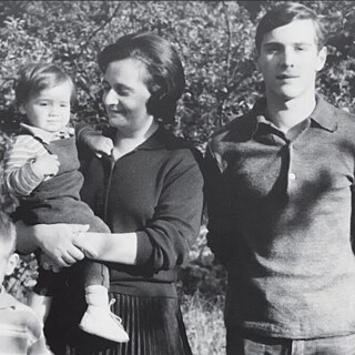 Schwarzweißfoto einer Mutter mit älteren und jüngeren Kindern