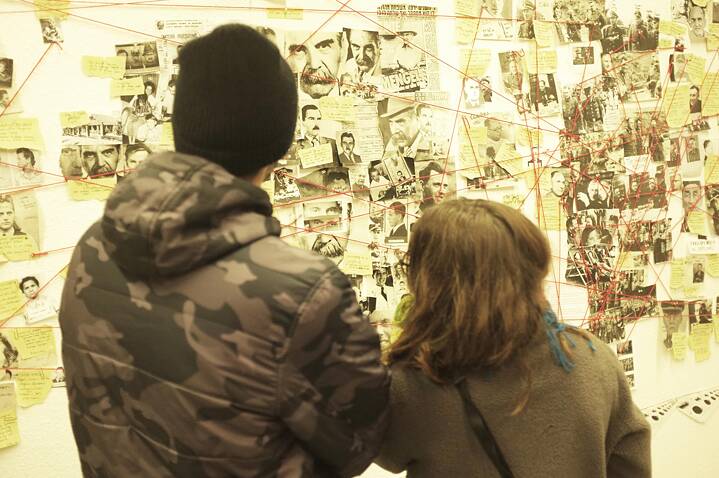 Ausstellungsbesucher Die Gleichung v. Idan Goko, Dresden 2024