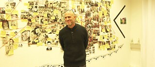 Idan Golko vor seinem Werk "Die Gleichung", Blaue Fabrik Dresden, 2024