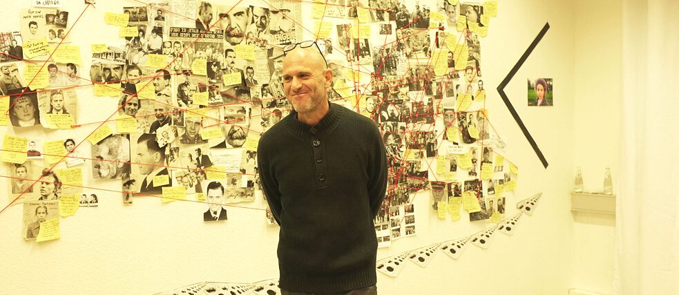 Idan Golko vor seinem Werk "Die Gleichung", Blaue Fabrik Dresden, 2024