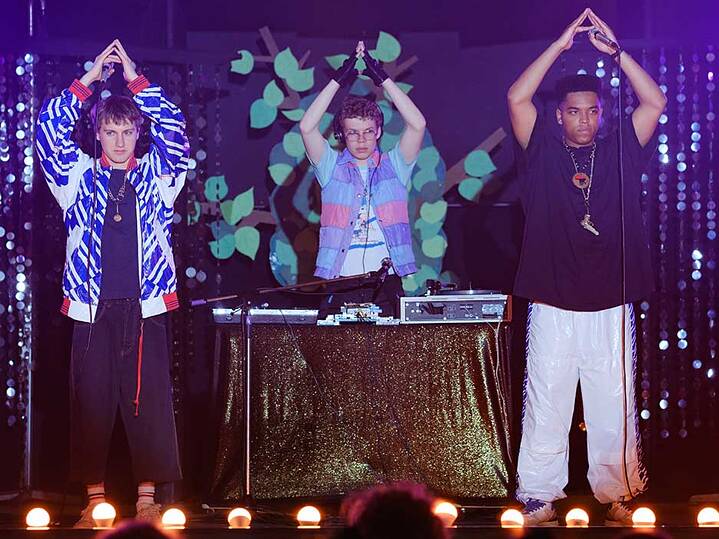 Standbild aus der Warner TV original Serie "Almost Fly"