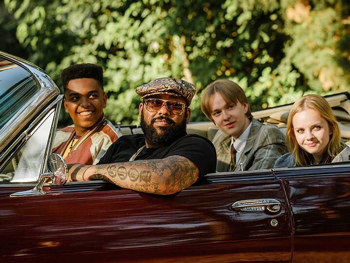 Standbild aus der Warner TV original Serie "Almost Fly"