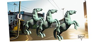 3 skulpturheste på en gade