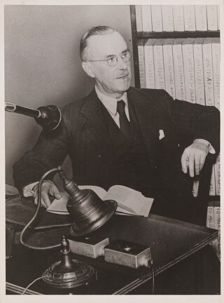 Thomas Mann in einem Aufnahmestudio sitzend, liest für eine Blindenanstalt aus "Buddenbrooks"