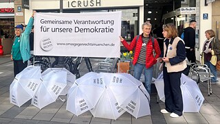 Jeden Samstag: Mahnwache für die Demokratie in der Münchner Fußgängerzone